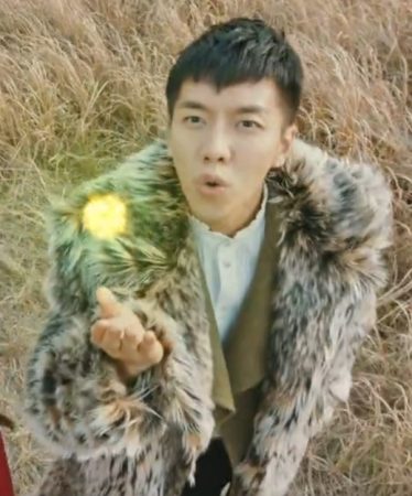Lee Seung Gi blows away the memory wearing a fur coat and blowing on a ball of fire