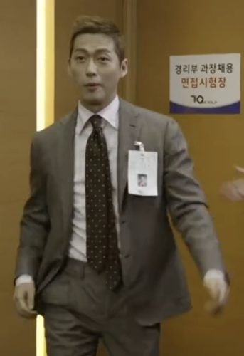 Nam Goong Min walking into the interview room with a badly tied tie